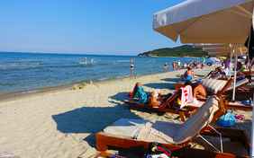 Im Hochsommer geht es am Strand von Sarti lebendig zu - das Blue Senses liegt am Ende der Bucht.